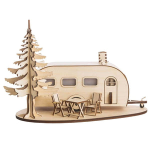 Der große Räucherwohnwagen aus Holz in Natur lässt Campingliebhaber in Urlaubserinnerungen schwelgen.
Mit den Klappstühlen, dem Tisch und dem großen Baum vor dem Wagen, kann man gedanklich die Besinnlichkeit der Naturerlebnisse erahnen. Durch das aktivieren von einem Räucherkerzenduft wird durchaus an warmen Sommerabenden eine eventuelle Mückenbelagerung erträglicher. Durch die Mitgabe von 2 LED-Teelichtern kann der Bogen romantisch leuchten. Bild 1.