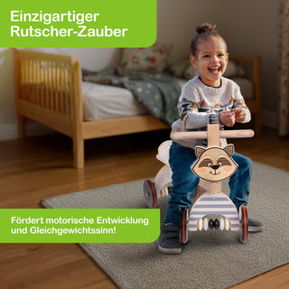 Ein Kind sitzt auf einem hölzernen Rutscher in Form eines Waschbären. Der Hintergrund zeigt ein gemütliches Schlafzimmer mit einem Bett und Bettwäsche. Links im Bild befinden sich zwei grüne Textfelder: Oben steht „Einzigartiger Rutscher-Zauber“, unten „Fördert motorische Entwicklung und Gleichgewichtssinn!“.