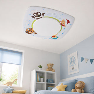 LED‑Deckenleuchte „Sandmann und seine Freunde“, Ø 58 cm, farbige Kinderzimmer‑Deckenleuchte mit rundem LED‑Lichtfeld und umlaufenden Illustrationen des Sandmanns und seiner tierischen Freunde, montiert an der Decke eines hellen Kinderzimmers.