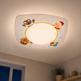 LED‑Deckenleuchte „Sandmann und seine Freunde“, farbig, eingeschaltet an der Zimmerdecke; flache LED‑Leuchte mit zentralem runden Lichtfeld und umlaufenden Illustrationen des Sandmanns und seiner tierischen Freunde, montiert in einem gemütlichen Kinderzimmer.