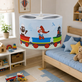 Decken‑/Hängeleuchte „Sandmann und seine Freunde“, Ø 40 cm, farbiger Lampenschirm mit Zugmotiv und tierischen Figuren, hängend in einem hellen Kinderzimmer.