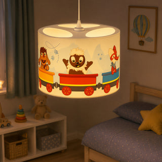 Decken‑/Hängeleuchte „Sandmann und seine Freunde“, Ø 40 cm, farbig bedruckter Lampenschirm mit Zugmotiv und tierischen Figuren, eingeschaltet und warm leuchtend in einem gemütlichen Kinderzimmer.