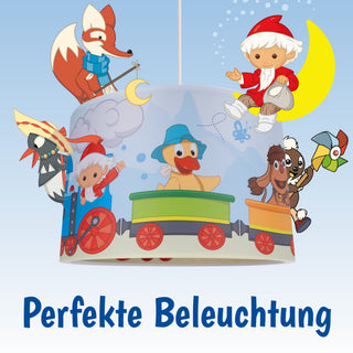 Decken‑/Hängeleuchte „Sandmann und seine Freunde“, Ø 40 cm, farbiger Lampenschirm mit detailreichen Illustrationen: Sandmann und tierische Freunde fahren in bunten Zugwaggons vor Himmel‑ und Wolkenhintergrund; grafische Darstellung zur Hervorhebung des verspielten Designs.