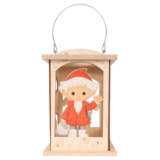 Bastelset Laterne „Sandmann und seine Freunde“ aus Holz zum Selbstgestalten. Die etwa 16 cm hohe Laterne zeigt liebevoll gestaltete Motive des Sandmanns und seiner Freunde und eignet sich ideal für kreative Bastelstunden mit Kindern sowie als stimmungsvolle Dekoration.