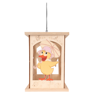 Bastelset Laterne „Sandmann und seine Freunde“ aus Holz zum Selbstgestalten. Die etwa 16 cm hohe Laterne zeigt liebevoll gestaltete Motive des Sandmanns und seiner Freunde und eignet sich ideal für kreative Bastelstunden mit Kindern sowie als stimmungsvolle Dekoration.