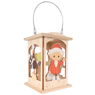 Bastelset Laterne „Sandmann und seine Freunde“ aus Holz zum Selbstgestalten. Die etwa 16 cm hohe Laterne zeigt liebevoll gestaltete Motive des Sandmanns und seiner Freunde und eignet sich ideal für kreative Bastelstunden mit Kindern sowie als stimmungsvolle Dekoration.