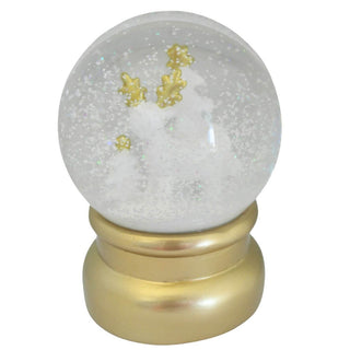 Schneekugel mit weißem Elch mit goldenen Geweihen, zwei weißen Bäumen mit goldenen Sternen und goldfarbener Basis, 12 cm hoch – glitzernde Weihnachtsdekoration.