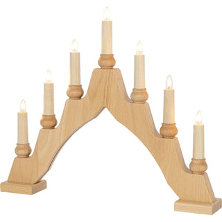 Ein Schwibbogen aus hellem Holz mit geschwungener Form und sieben gleichmäßig verteilten, leuchtenden elektrischen Kerzen. Die stabile, rechteckige Basis sorgt für sicheren Stand auf ebenen Flächen.