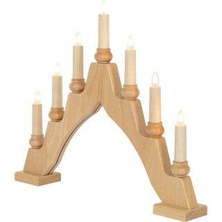 Ein Schwibbogen aus hellem Holz mit geschwungener Form und sieben gleichmäßig verteilten, leuchtenden elektrischen Kerzen. Die stabile, rechteckige Basis sorgt für sicheren Stand auf ebenen Flächen.