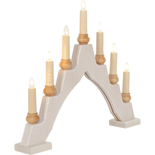 Ein Schwibbogen aus hellem Holz mit sieben elektrischen Kerzen, die auf kleinen Holzhaltern stehen. Die Kerzen sind symmetrisch angeordnet – die mittlere ist am höchsten, die anderen nehmen nach außen hin ab. Jede Kerze hat eine klare, leuchtende Glühbirne.