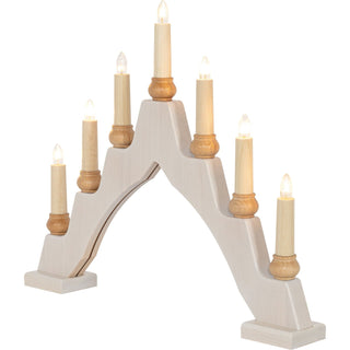 Ein Schwibbogen aus hellem Holz mit sieben elektrischen Kerzen, die auf kleinen Holzhaltern stehen. Die Kerzen sind symmetrisch angeordnet – die mittlere ist am höchsten, die anderen nehmen nach außen hin ab. Jede Kerze hat eine klare, leuchtende Glühbirne.