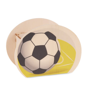 Holzspardose in ovaler Form mit einem großen schwarz-weißen Fußballmotiv auf der Vorderseite. Der Hintergrund des Motivs ist gelb und erinnert an ein Fußballfeld. Die Spardose hat eine natürliche Holzfarbe und ein schlichtes, funktionales Design.