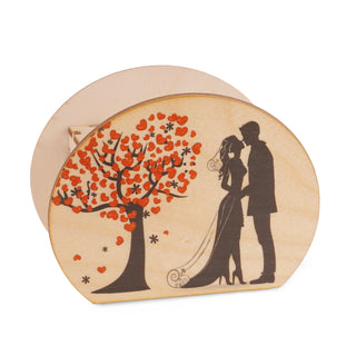 Ovale Spardose aus Holz mit einem Motiv auf der Vorderseite: eine schwarze Silhouette eines Brautpaares, das eng beieinander steht. Links daneben befindet sich ein stilisierter Baum mit roten herzförmigen Blättern. Der Hintergrund ist naturbelassenes Holz, wodurch die schwarzen Figuren und roten Herzen deutlich hervorstechen.