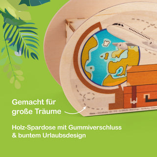 Holz-Spardose mit Gummiverschluss, gestaltet im bunten Urlaubsdesign. Auf der Dose sind eine Illustration der Erde, ein Flugzeug und ein Koffer zu sehen. In der oberen linken Ecke befinden sich grüne Blätter. Der Text auf der Dose lautet: „Gemacht für große Träume“ und „Holz-Spardose mit Gummiverschluss & buntem Urlaubsdesign“.