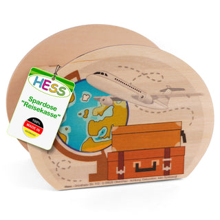 Ovale Spardose aus Holz mit einem bunten Motiv auf der Vorderseite: Ein Globus, ein darüber fliegendes Flugzeug und ein orangefarbener Koffer. Die Spardose trägt ein grünes Etikett mit der Aufschrift: „HESS Spardose 'Reisekasse' 100% Made in Germany“.