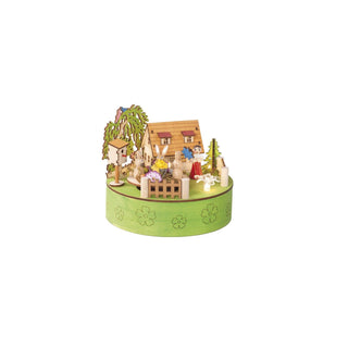 Auf der grünfarbenen Spieluhr befinden sich kleine LED Blüten, die mit 2 x AA Batterien betrieben werden. Dazu befinden sich noch ein Haus, Bäumchen, ein Vogelhaus, ein Blumenkind und ein Karusell mit 3 kleinen Osterhäschen auf der Spieluhr. Alles ist in frühlingshaften Farben gestaltet.  