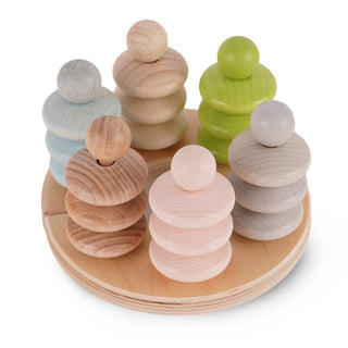 Ein rundes Holzbrett mit sechs unterschiedlich farbigen Stapeltürmen aus Holz. Jeder Turm besteht aus mehreren runden Scheiben, die aufeinander gestapelt sind, und wird von einer Kugel oben abgeschlossen. Die Farben der Türme sind hellblau, naturholz, grün, grau und rosa.