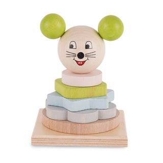 Ein Holzspielzeug in Form einer Maus mit grünen Ohren und einem lächelnden Gesicht. Die Maus besteht aus mehreren stapelbaren Holzstücken in verschiedenen Formen und Farben, die auf einer quadratischen Basis angeordnet sind. Gesichtszüge wie Augen, Nase und Schnurrhaare sind aufgemalt.