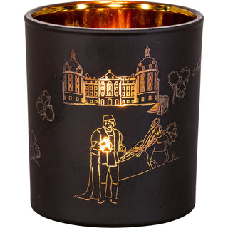 Schwarzer Teelichthalter aus Glas mit Motiven aus dem DEFA-Film "Drei Haselnüsse für Aschenbrödel®". Wenn 1 Teelicht in das Dekoglas gesetzt wird, erscheinen golden die Umriss - Skizzen aus dem Märchen.