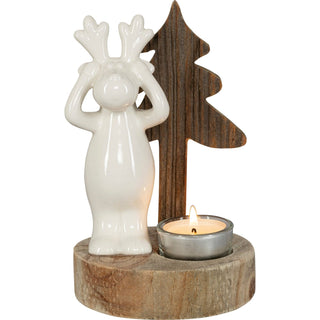 Teelichthalter mit weißem Keramik-Elch und Holzbaum auf rundem Holzsockel, 18 cm hoch, mit Teelicht im Glashalter – stilvolle Winterdekoration.