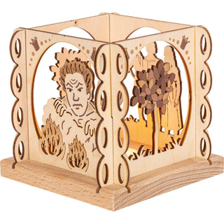 Der kleine hölzerne Teelichthalter in Natur ist quadratisch und mit mehreren Rundungen an den Außenseiten und mit verschiedenen Blenden versehen. Zu sehen ist das Zauberbäumchen und der böse Zwerg mit Flammen. Mit einem Teelicht wird das Märchen gemütlich dargestellt. Bild 1.