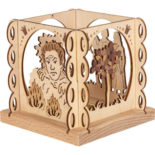 Der kleine hölzerne Teelichthalter in Natur ist quadratisch und mit mehreren Rundungen an den Außenseiten und mit verschiedenen Blenden versehen. Zu sehen ist hier der böse Zwerg und das Zauberbäumchen. Mit einem Teelicht könnte man den Teelichthalter erhellen. Bild 3.