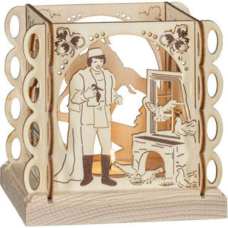 Der Teelichthalter ist von einer Seite dargestellt. Hier sieht man den Prinzen mit dem gefundenen Schuh und den Tauben am offenen Fenster. Ein aktives Teelicht zeigt, wie schön das Märchenmotiv erhellt wird. Bild 5.