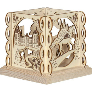 Der kleine Teelichthalter aus Holz ist quadratisch und mit mehreren kleinen Rundungen an den Außenseiten und mit verschiedenen Blenden versehen. Dargestellt wird das Märchen vom Aschenbrödel. An zwei von vier Seiten wird die Prinzessin und das Schloss Moritz mit den drei Haselnüssen gezeigt. Mit einem aktiven Teelicht wird das Märchen romantisch dargestellt. Bild 1.