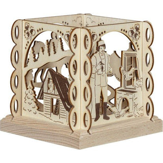 Der Teelichthalter ist von zwei Seiten dargestellt. Zum einen ist der Prinz ist mit dem gefundenen Schuh und den Tauben am offenen Fenster dargestellt. Das zweite Motiv zeigt die Eule Rosalie im Fenster der Scheune sitzen Bild 4.