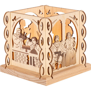 Der kleine Teelichthalter aus Holz ist quadratisch und mit mehreren kleinen Rundungen an den Außenseiten und mit verschiedenen Blenden versehen. Dargestellt wird das Märchen vom Aschenbrödel. An zwei von vier Seiten wird das Königspaar und die musizierende Schlosskapelle gezeigt. Mit einem Teelicht wird das Märchen gemütlich dargestellt. Bild 1.