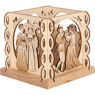 Der kleine Teelichthalter aus Holz ist quadratisch und mit mehreren kleinen Rundungen an den Außenseiten und mit verschiedenen Blenden versehen. Dargestellt wird das Märchen vom Aschenbrödel. An zwei von vier Seiten wird das Prinzenpaar und die Stiefschwestern gezeigt. Mit einem Teelicht würde das Märchen gemütlich erhellen. Bild 3.