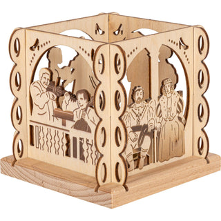 Der kleine Teelichthalter aus Holz ist quadratisch und mit mehreren kleinen Rundungen an den Außenseiten und mit verschiedenen Blenden versehen. Dargestellt wird das Märchen vom Aschenbrödel. An zwei von vier Seiten wird das Königspaar und die Schlosskapelle gezeigt. Mit einem Teelicht würde das Märchen gemütlich erhellen. Bild 4.