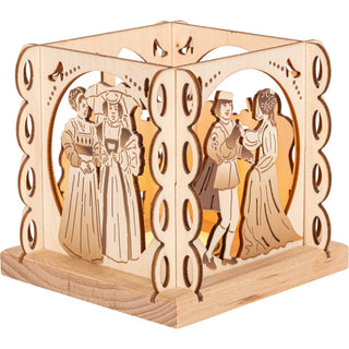 Der kleine Teelichthalter aus Holz ist quadratisch und mit mehreren kleinen Rundungen an den Außenseiten und mit verschiedenen Blenden versehen. Dargestellt wird das Märchen vom Aschenbrödel. An zwei von vier Seiten wird das Prinzenpaar und die Stiefschwestern gezeigt. Mit einem Teelicht wird das Märchen gemütlich dargestellt. Bild 2.