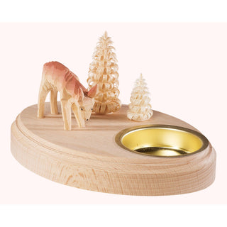 Holz-Teelichthalter in Naturfarbe mit filigran geschnitztem Reh und zwei detailreichen Ringelbäumchen auf einem ovalen Sockel, goldfarbene Teelichthalterung integriert – dekorative, handgefertigte Holzdeko für stimmungsvolle Beleuchtung.