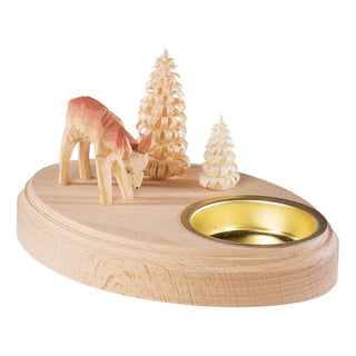 Holz-Teelichthalter in Naturfarbe mit filigran geschnitztem Reh und zwei detailreichen Ringelbäumchen auf einem ovalen Sockel, goldfarbene Teelichthalterung integriert – dekorative, handgefertigte Holzdeko für stimmungsvolle Beleuchtung.