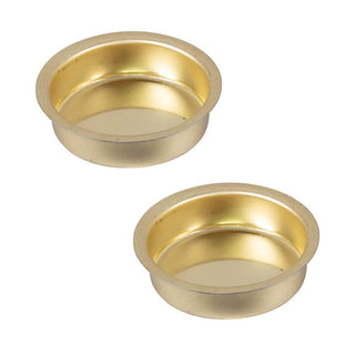 Das Bild zeigt ein 2er Set von Teelichthaltern aus Metall. Die Halter sind rund und haben eine goldene Farbe. Sie besitzen einen flachen Boden und leicht erhöhte Seitenwände, die das Teelicht sicher halten.