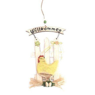 Türschild aus Holz mit der Aufschrift "Willkommen". Vor dem Schild in Zaunoptik befindet sich ein gelbes Hühnchen und frühlingshafte Akzente