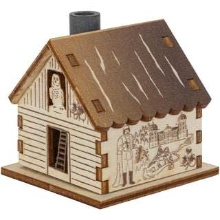 Es ist ein kleines naturfarbenes Räucherhaus aus Holz mit dezenten Schattierungen. Die Hauptmotive sind der Prinz mit einem Schuh in der Hand, das Aschenbrödel zu Pferd, das Schloss Moritzburg und die drei Haselnüsse. Auf der zweiten Hausseite ist als Hauptmotiv die Eule im Scheunenfenster zu sehen. Bild 2.