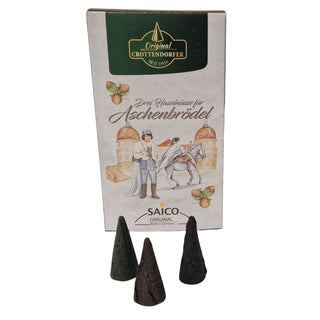 Die Räucherkerzen wurden speziell für das DEFA-Märchen original in Crottendorf hergestellt. Auf der Verpackung ist der Prinz mit einem 
Schuh, die Prinzessin zu Pferd, die Haselnüsse und das Schloss im Hintergrund gedruckt.
Die Räucherkerzen geben durch den besinnlichen Duft der Weihnachtszeit eine besondere Note. Bild 4.