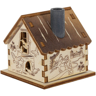 Das kleine naturfarbene Räucherhaus aus Holz ist mit dezenten Schattierungen ein schöner Blinkfang. Auf einer Hausseite ist das Aschenbrödel zu Pferd zu sehen. Im Hintergrund wird das Schloss Moritzburg mit der Eule und den drei Haselnüssen gezeigt. 
Auf der anderen Hausseite werden die umherfliegenden Tauben am Kamin in Szene gesetzt. Bild 3.