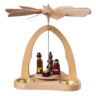 Die Weihnachts-Tischpyramide „Christi Geburt“ zeigt ein hölzernes Gestell mit einem Flügelrad an der Spitze, das durch die Wärme von drei Teelichten in Bewegung gesetzt wird. Auf der drehbaren Plattform darunter befinden sich Figuren der Heiligen Familie: Maria, Josef und das Jesuskind in einer Krippe. Hinter den Figuren steht ein kleiner Baum. Die Basis der Pyramide enthält drei runde Aussparungen für Teelichter.