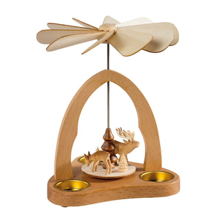 Eine wunderschöne Holzpyramide in Natur aus echt erzgebirgischer Handarbeit entstanden. Das zart geschnitzte Reh, der starke Hirsch und auch die gedrechselten Bäumchen werten die Pyramide sehr edel auf. Mit drei aktive Pyramidenteelichter kann man das Kunstwerk zum drehen bringen.