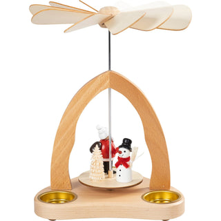 Die Weihnachts-Tischpyramide „Weihnachtsmann und Schneemann“ ist eine dekorative Holzpyramide mit Platz für drei Teelichte. Sie besteht aus einem hölzernen Bogen auf einer Basis mit drei runden Teelichthaltern. In der Mitte dreht sich eine Plattform mit einem Weihnachtsmann, einem Schneemann und einem kleinen Ringelbäumchen als Tannenbaum. Ein Flügerad aus Holzflügeln über der Szene wird durch die Wärme der Teelichte angetrieben.