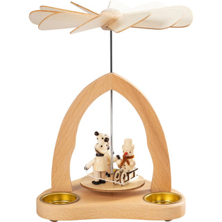 Durch traditioneller Handwerkskunst entstanden. Die Teelichtpyramide ist naturbelassen. Auf der Drehplatte sind zwei Winterkinder angebracht, welche einen Schneemann auf einem Schlitten ziehen. Mit drei aktiven Teelichtpyramidenkerzen kann man das Kunstwerk zum drehen bringen.