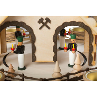 Detailansicht der Pyramide zeigt Bergmännerauf der Lauffläche.