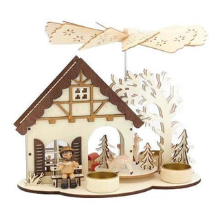 Naturfarbene Weihnachtspyramide für 3 Teelichte. Die kleine Pyramide mir den Rehen dreht sich durch das Eingangstor