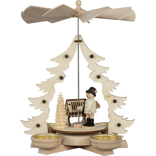 Holz-Weihnachtspyramide mit einem Waldarbeitermotiv, bestehend aus einer Figur eines Waldarbeiters, einem Baum und einer Holzhütte. Die Pyramide hat vier Teelichthalter und ein drehbares Flügelrad oben.