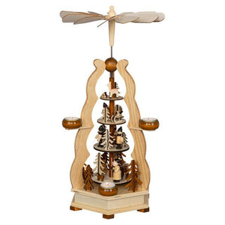 Eine Weihnachtspyramide aus Holz mit vier Ebenen. Auf den Etagen sind Figuren als Winterkinder, ein Schltten, Bäume, ein Reh, Hund und Holzstapel zu sehen. Die Pyramide hat sechs Kerzenhalter an den Seiten und wird von einem großen Flügelrad oben gekrönt, der durch die Wärme der Kerzen in Bewegung gesetzt wird.