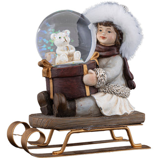Winterkind-Figur mit Pelzkapuze, Schal und Fäustlingen auf Schlitten mit Schneekugel, 11 cm hoch – liebevolle Winterdekoration mit Bärenmotiv.