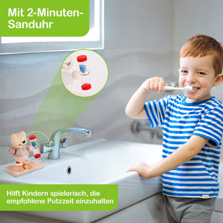 Ein Kind putzt sich die Zähne vor einem Waschbecken. Links neben dem Waschbecken steht eine Sanduhr in Form eines Bären, die als 2-Minuten-Timer dient. Text im Bild: „Mit 2-Minuten-Sanduhr“ und „Hilft Kindern spielerisch, die empfohlene Putzzeit einzuhalten“.